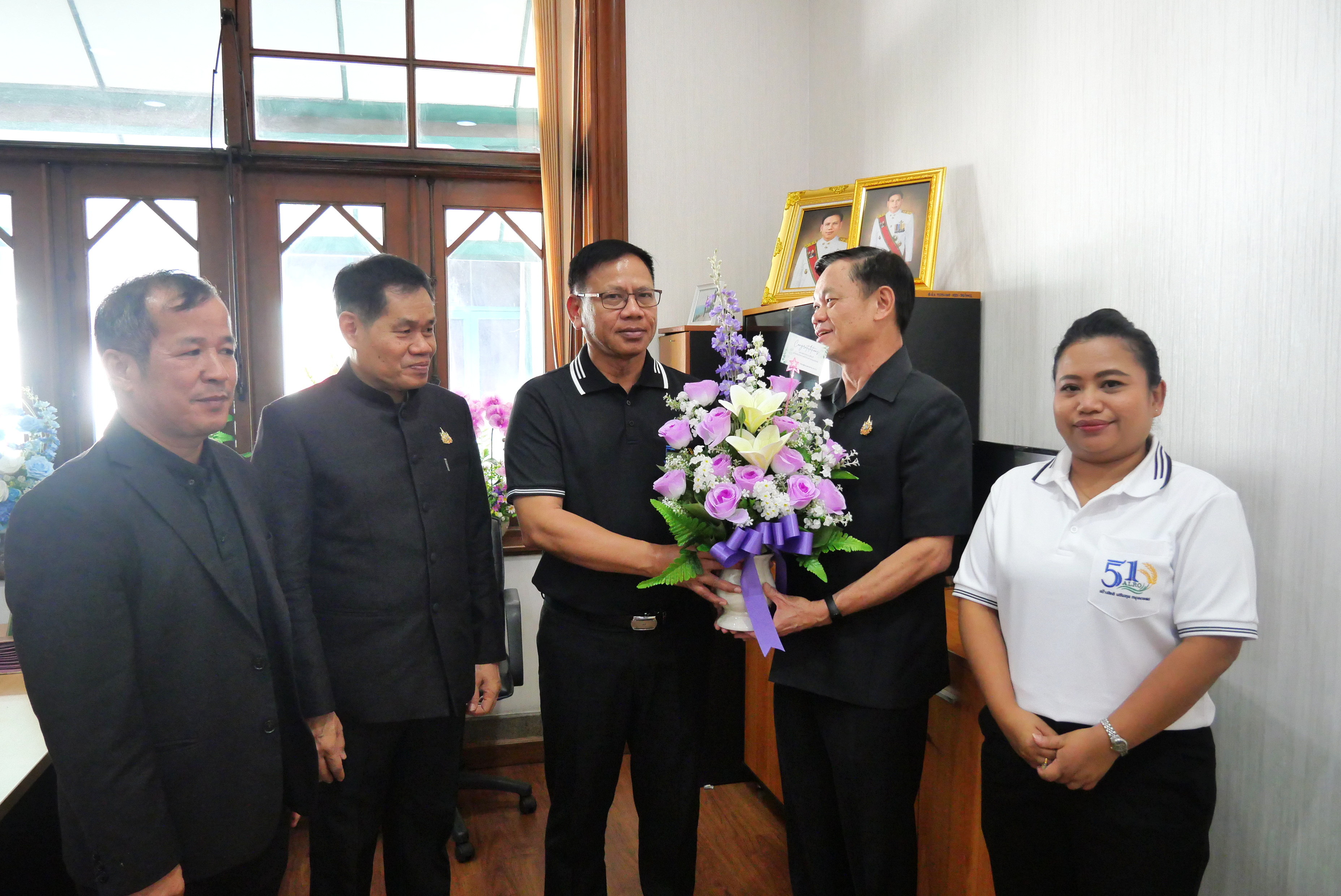 title - หัวหน้าผู้ตรวจราชการกรม พร้อมคณะเข้าแสดงความยินดีกับผู้ตรวจราชการกรม ส.ป.ก. เนื่องในโอกาสเข้ารับตำแหน่งใหม่